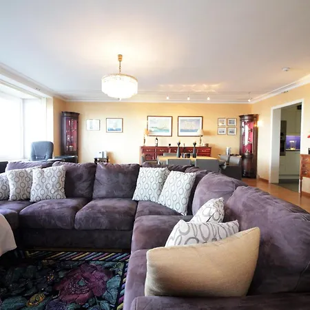 In Het Zoute Near Zeedijk Promenade Кнокке-Хейст